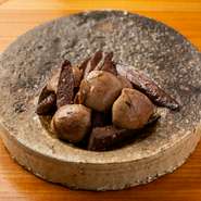 ビストロ×居酒屋スタイルの店らしく、自由で新しい料理が豊富。日本とヨーロッパの上質食材を巧みに組み合わせるのも特長。山形の旬野菜や米沢牛、フランス産アバ（内臓）などに独自のアプローチを加えた皿を提供。