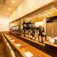 「フレンチを日本的なカタチで発信したい」との思いから、店主とお客さんの距離が近く、会話も楽しめるカウンターだけの設えに。普段使い、記念日利用、デート、一人飲みなど、どんなシーンにも向く絶妙な雰囲気。