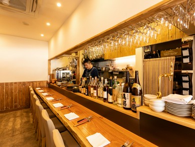 飲んで食べてくつろげる、居酒屋感覚のカウンター10席が楽しい