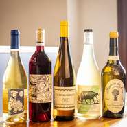料理と同じく、ワインもボーダレス。優しく自然なヴァンナチュール、クラシック系、新潮流として注目のニューカリフォルニア産など、多彩な味わいが揃います。バイザグラスも充実し、ペアリングの楽しみもいろいろ!