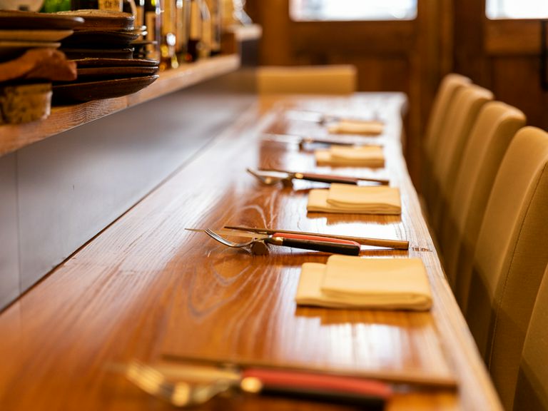 カウンター10席の居心地の良さが魅力。一人飲みでゆったり憩える