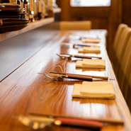 店名は工具のボルトにちなみ、「店で出会う人がボルトとナットのようにつながる」意味を込めたもの。職場や家が近い人の一人飲みも多く、心から憩える雰囲気。サクッ飲みから、しっかりした食事までOKな柔軟性も◎。