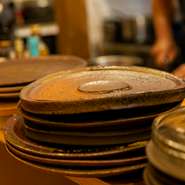 料理の趣向に加え、盛り付けの美しさ、豪快さも【ボルト】ならでは。奈良の陶芸家・辻村塊氏の皿、有田焼、吹きガラスなども交え、“居酒屋”で味わうフレンチの楽しさを提供。目の前での調理の臨場感も魅力です。