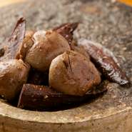 シェフが得意な内臓料理の魅力がほとばしる一皿。仏産仔牛のロニョン（腎臓）をフランベし香ばしくプリっとした食感と、赤ワインで煮てから合わせた大ぶりの牛蒡がダイナミックに調和。明日への元気を生む美味に。