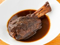 本能に響く味。肉を食べる喜びが詰まる『ラムシャンク ブレゼ』
