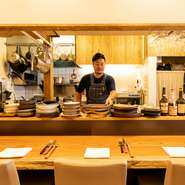 ビストロ料理を自由に気軽に味わってほしい、という思いが原点。そのため、食べて飲んで憩える居酒屋スタイルに。週に何回か通え、普段使い＆記念日利用ともに楽しい究極のオールマイティな店づくりに励んでいます。