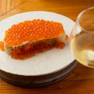 “居酒屋”なので、豊富なお酒をラインナップ。世界各国のワイン、日本酒、焼酎、果実味あふれるサワー、ウイスキーなど多種多様。お酒のアテにぴったりの料理が充実し、思い思いにゆったり＆ほのぼのと憩えます。