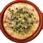カリカリのピザのチーズとしらすがベストマッチ！　〆にもおつまみにも最適なピザです。