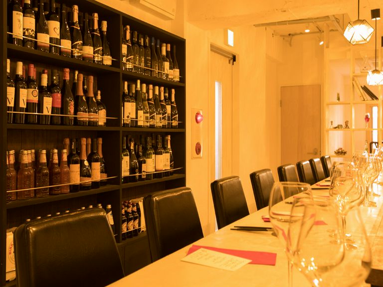 コース料理と共に楽しむペアリング。ワインバーとしても利用可