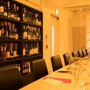 イタリア産を中心に、自然派ワインなど常時10種のグラスワインを揃え、20時半からはワインバーとしても利用ができる【Botrus】。シェフが厳選するペアリングでは、美酒美食が奏でる極上のハーモニーが満喫できます。
