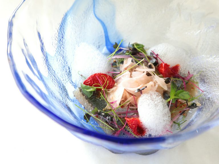 和の食材をイタリアン風味でいただく『秋刀魚のピカンテ 花茗荷 もずく すだち風味』※料理は一例です。