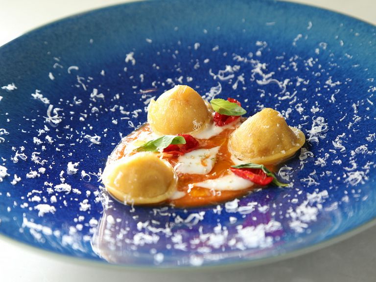 パスタから自家製のスペシャリテ。『4種チーズを包んだラビオリのカプリ風』※料理は一例です。