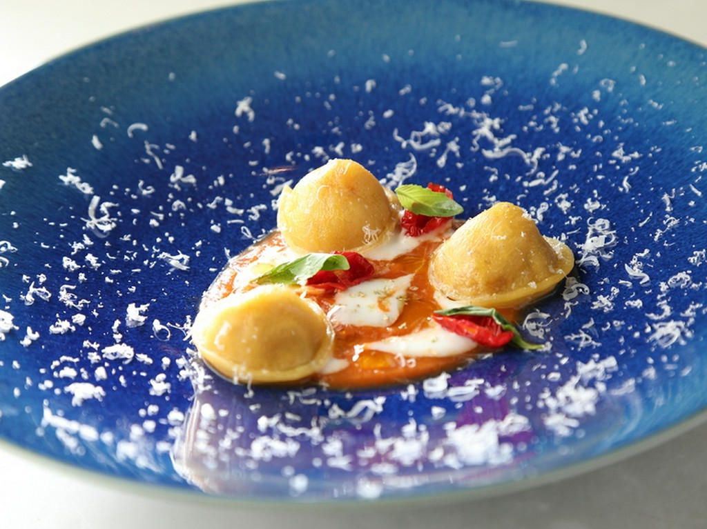パスタから自家製のスペシャリテ。『4種チーズを包んだラビオリのカプリ風』※料理は一例です。