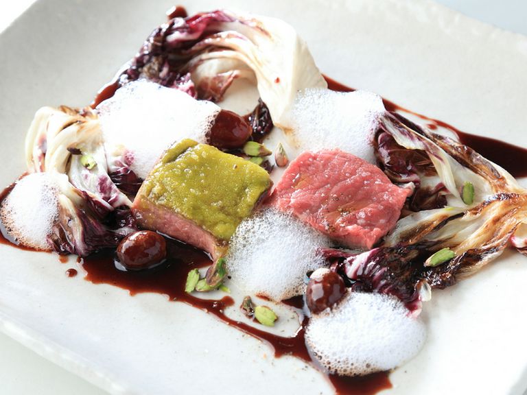 『牛サーロインのピスタチオ焼き 葡萄のソース バルサミコの泡』※料理は一例です。