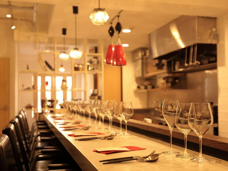 カジュアルな雰囲気は、デートや女子会など普段使いに…