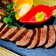 群馬が誇る上質素材「上州牛」の塊肉をサクラ・ウイスキーオークなどのチップで薫りづけ。ワイルドな味わいをバルサミコの自家製ステーキソースがしっかり受け止めます。