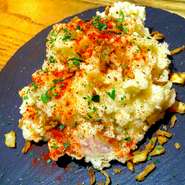 くんせいたまご、スモークベーコン、いぶりがっこの3種の自家燻製が唯一無二の香りと風味を織り成す極上のポテサラです！