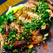 厚切り牛タンを短時間燻製にして焼きます。ジューシーかつ香ばしい！