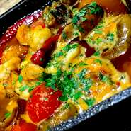 もはや定番のアヒージョも燻製バルでは一味違う！
ガーリックとスモーキーが混ざり合い、芳醇な香りをかもし出します！病み付き必須のキラーメニュー！