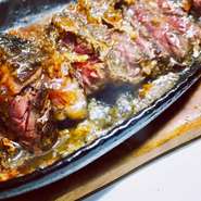 US産ブラックアンガスの牛ハラミをレアにステーキ。間違いない旨さです。