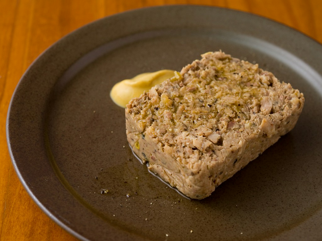 鶏モモ肉の脂と野菜の甘みでしっとりジューシー『ルネットの鶏レバーパテ』