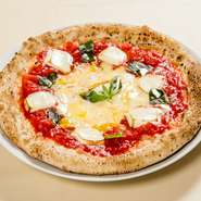 何度も味付けを変えながら、その度にさらにおいしくなっていく『マルゲリータ』。オープン当初より不動の人気を誇っています。イタリア産の専用の粉を使用したこだわりのピザ生地と、具材のおいしさを味わって。