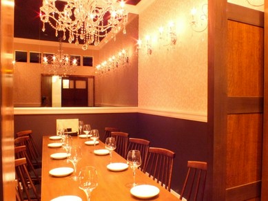 周りを気にせず楽しめるスタイリッシュでお洒落な個室を多数完備