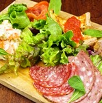 人気の前菜が5種。色んな味を一気にお楽しみ頂ける人気のメニューです！見た目も華やかで女子会はもちろん、デートや合コン、歓送迎会など様々シーンでおすすめです