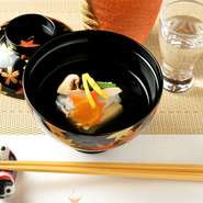 『お子様料理』など子供に喜ばれるようなメニューや『祝い膳』、『鯛の尾頭付』なども注文可能。和モダンで落ち着く店内は、お食い初めなどのお祝い事や法事法要といった家族の集まりにもおすすめです。