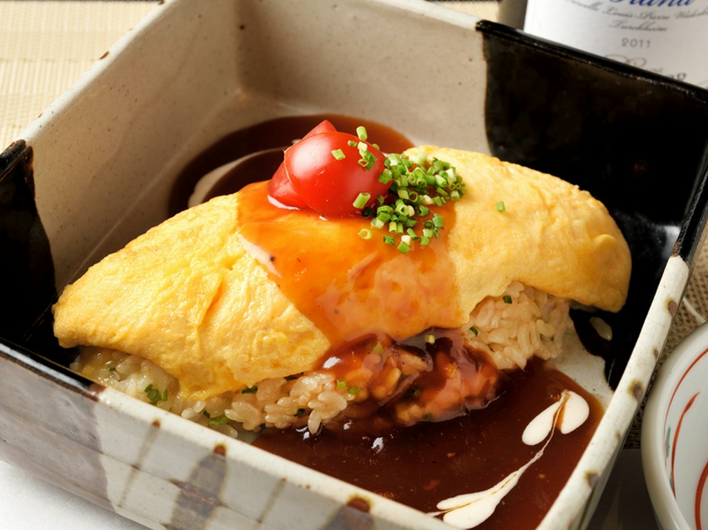 甘辛の角煮とたれが混ざったご飯に、ふわふわした食感の半熟オムレツがたまらない『角煮オムライス』