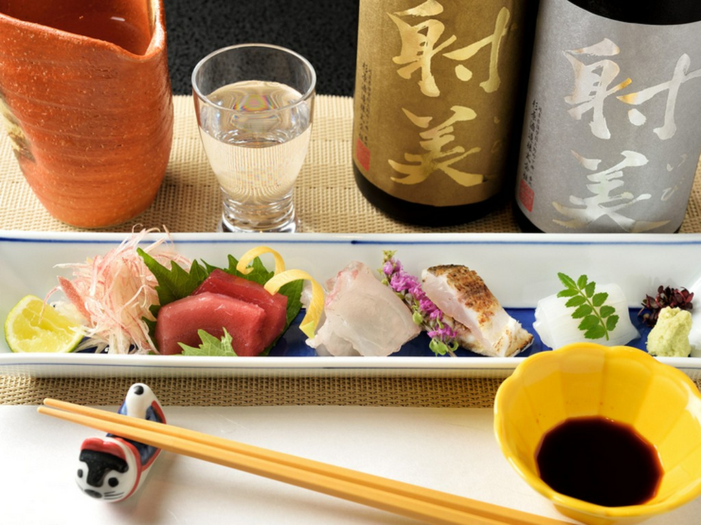 市場や漁港に大将自ら出向き厳選した、新鮮な魚介の『お造り盛り合わせ』