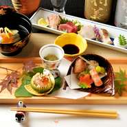 昼の会席、夜の懐石共に旬の食材を生かしたコースが各3種類。温かいものの次は冷たいもの、土物の器の次はガラスの器を使うなど緩急がついたコースで、料理が出てくるたびに新鮮な驚きをもたらしてくれます。