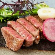 肉料理は、京都丹波牧場で丹念に育てられる「平井牛」を使用。トモサンカクやイチボなどの希少部位が中心で、赤身の旨みと風味、脂の甘みが最高です。長久手市の小倉農園から仕入れる旬野菜も、とびきりの美味しさ。