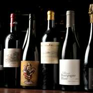 フランスやイタリアを始め世界13ヶ国、その中には日本産も含まれます。カジュアルテイストなものから希少なワインまで、造詣が深い人たちも納得できる味が揃っている、と評判。