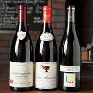 常時400本以上のワインが揃い、鉄板フレンチと好相性のフランス・ブルゴーニュ産を中心に、魅力あふれる味わいが多数。ソーテルヌなどの貴腐ワイン、ポートワインなども充実し、多彩なペアリングを楽しめます。
