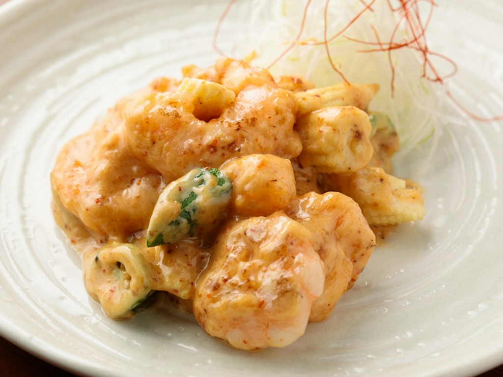 油通ししたプリプリのエビと季節の野菜を、自家製マヨネーズで和えた『エビのピリ辛マヨ炒め』