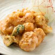 油通ししたプリプリのエビと季節の野菜を、自家製マヨネーズで和えた『エビのピリ辛マヨ炒め』