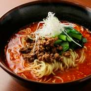 麺はスープに絡みやすい太さにこだわり、店主が惚れ込んだという中太麺をチョイス。スープは醤油・胡麻ペースト・ラー油・酢など、手作りの調味料をブレンドしてつくられ、辛さとコクのバランスが絶妙です。