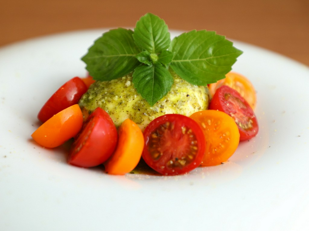 目にも楽しく、食べ応えも抜群のひと品『丸ごとモッツァレラとカラフルトマトのカプレーゼ』