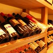 自然派ワインはイタリア・フランス・オーストラリア・スロベニア・ニュージーランドなど海外産のほか日本産も豊富。平川ワイナリー、北海道のドメーヌタカヒコ、余市、愛知のアズッカ エ アズッコなどに出合えます。