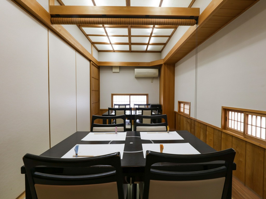 客席はすべて畳敷き。落ち着いてくつろげる純和風の個室を完備