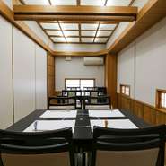 店内はカウンター席とテーブル席の個室からなり、すべて畳敷きの設え。時を忘れて、ゆったりくつろげます。個室は4～6名様向けの3部屋があり、間仕切り調整で最大20名様に対応。接待や会食、各種宴会にどうぞ。