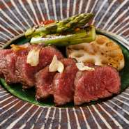新鮮魚介や天ぷらに加え、極上肉が楽しめるのも【日向】ならでは。上品な香りと風味に優れるA5・A4ランク飛騨牛のサーロイン・ランプ・フィレの3種から、好みの部位を選べます。長野産の絶品生わさびでどうぞ。