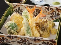 お座敷天ぷらの名店で活躍した店主の腕が冴える逸品。新鮮な地物魚介、長野直送の無農薬野菜などを上質な綿実油だけで揚げるので、軽い食感であっさり。写真は盛り合わせですが、夜は揚げたてを一品ずつ提供します。