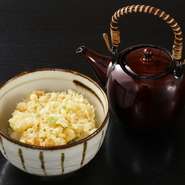 天ぷら＆季節の皿とお酒をゆっくり味わった後にふさわしい一品。小海老のかき揚げ×伊勢茶のコンビで、素材の贅沢感と食べ応えを供しつつ、お腹に優しいあっさりした味わいに。しみじみ美味しく、心から和めます。