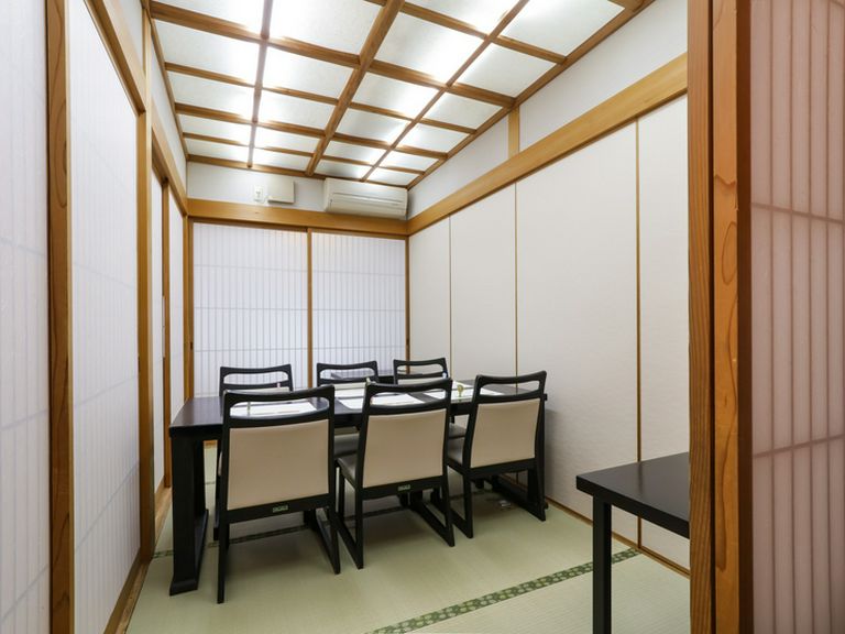 ご歓談や商談がスムーズに進む個室を完備。料理の味も折り紙付き
