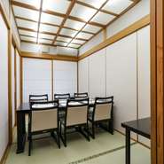 四日市での接待や会食に人気の店。純和風の個室は、畳敷きにテーブル席を配した贅沢な設えで、4名様前後から最大20名様まで可能。味わい＆品数ともに大満足の『懐石コース』や『天ぷらコース』が好評です。