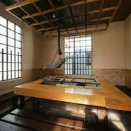 完全個室の離れは、囲炉裏の部屋。完全予約制・限定1室の特別な空間で、非日常の安らぎを楽しめます。ビアサーバーを設置してくれるので、心置きなく仲間内だけで和気あいあいと過ごせるのが最大の魅力です。