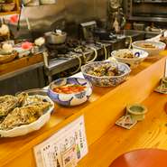 全国各地の国産食材を使った「おばんざい」がズラリと並ぶカウンター。店主との会話を楽しみながら国産食材を味わえます。岐阜の地酒をはじめ、豊富な美酒・銘酒と合わせて、ゆるりと酔いしれます。