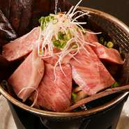 名古屋コーチン、季節の野菜、飛騨牛など、予算や好みに合わせて食材を変えていく『ほう葉みそ』。全国各地の名産品をはじめとした上質な食材を堪能できます。焼き上がるまでの時間も楽しい、贅沢な一品です。